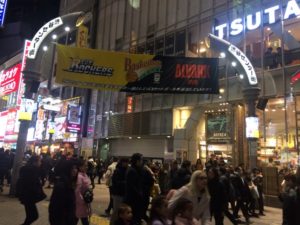 センター街入り口夜６００