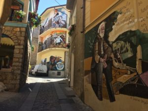 前景老人＆奥の３階家壁６００