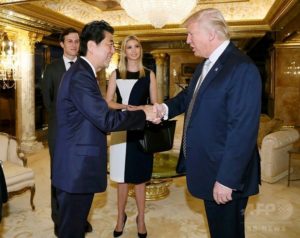 トランプ＆安倍後ろイヴァンカと夫600