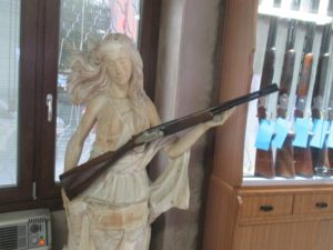 銃と女性銅像６００