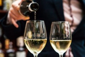 pouring-白wine900wo800
