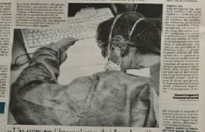 疲れて机にうつ伏せに眠る医師650