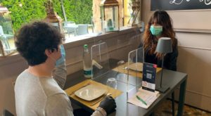 マスクの対面カップル-1