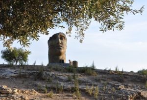 オリーブ向こうの頭欠け銅像７３０