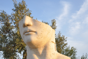 頭欠け白彫像切り取り716