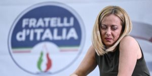 伊同胞看板背景に