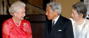 3人上半身切り取り女王真っ赤800