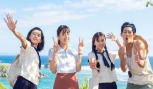 ４人海辺切り取り690