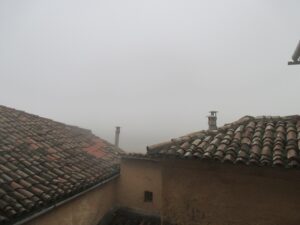 濃霧小中庭屋根煙突隣家見えず800