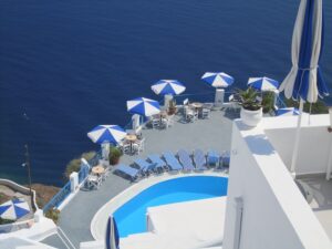 海・水色パラソル・寝椅子・プール800