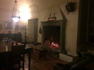 暖炉・卓・全体・右からヒキ800