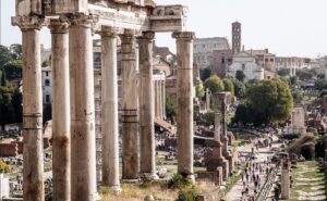 柱群の向こうにコロッセオ650