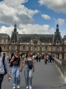 ルーヴル前橋手つなぐ女子2人縦800